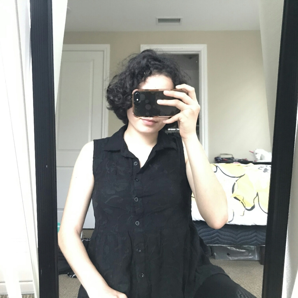 Embroidery black sleeveless button down